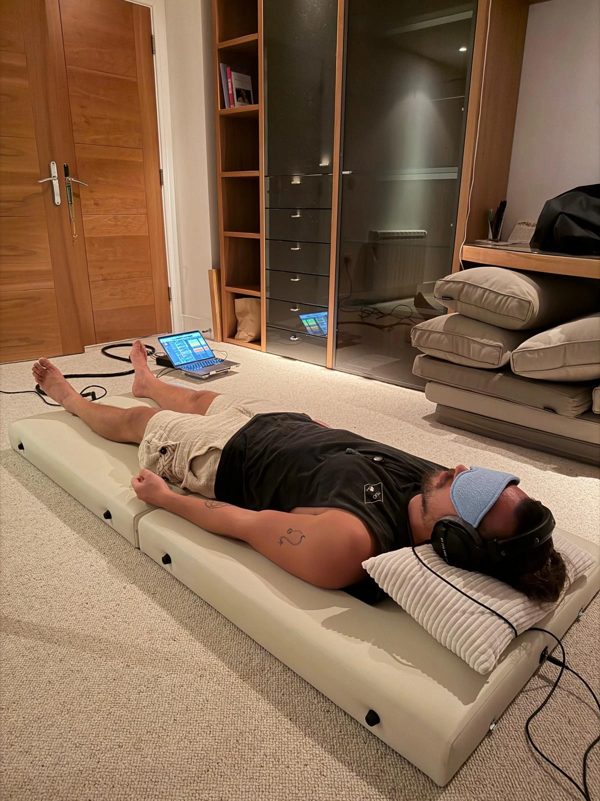 Jake Delmonte experiencing the Onizion bed